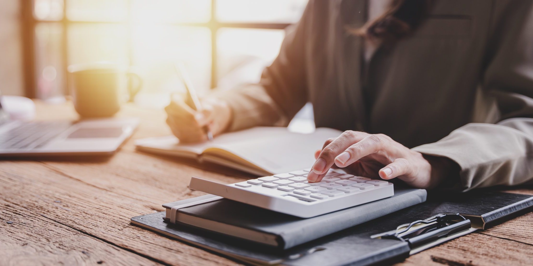 The,Financiers,Are,Calculating,Personal,Taxes,For,Their,Customers. Quali sono i vantaggi che offre Flex Tax ad una Partita Iva o ad un libero professionista? Lo scopriamo in questo articolo.